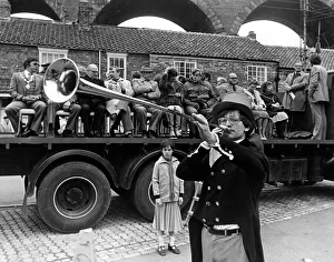 Ian Dewar of Yarm sounds the Post Horn to mark the beginning of the ' Ian Dewar of Yarm sounds the Post Horn to mark the beginning of the '