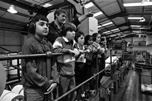 Images Dated 12th November 1990: Ian Kenworthy shows the Examiner press centre to children from Stile Common Junior School