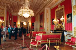 Mirror/1100to1199 01135/interior view windsor castle showing crimson Mirror/1100to1199 01135/interior view windsor castle showing crimson