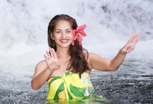 Jane Moe wearing traditional bathing Sarong January 1999 in the island of Samoa Jane Moe wearing traditional bathing Sarong January 1999 in the island of Samoa