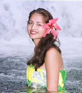 Jane Moe wearing traditional bathing Sarong January 1999 in the island of Samoa Jane Moe wearing traditional bathing Sarong January 1999 in the island of Samoa