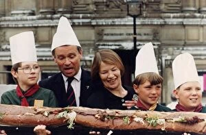 Images Dated 22nd June 1992: Jeffrey Archer and Glenda Jackson with some cub scouts wearing chef