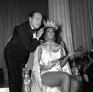 Jennifer Hosten Miss World with Bob Hope actor - Novemebr 1970 msi Jennifer Hosten Miss World with Bob Hope actor - Novemebr 1970 msi