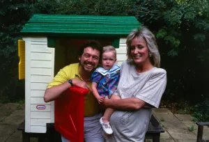 Jeremy Beadle tv presenter August 1987 with his wife Sue and daughter Cassie Jeremy Beadle tv presenter August 1987 with his wife Sue and daughter Cassie