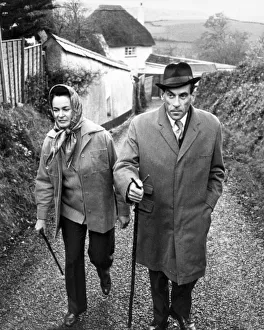 JEREMY THORPE AND HIS WIFE MARION WALK NEAR THEIR HOME IN THE WEST COUNTRY JEREMY THORPE AND HIS WIFE MARION WALK NEAR THEIR HOME IN THE WEST COUNTRY