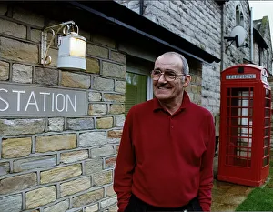 Jim Bowen comedian/TV Presenter at his home Jim Bowen comedian/TV Presenter at his home