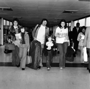 Jimmy Tarbuck and family. January 1975 75-00077 Jimmy Tarbuck and family. January 1975 75-00077