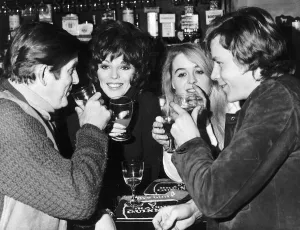 Joan Collins Actress enjoying a drink with Ray Barrett Sinead Cusack Joan Collins Actress enjoying a drink with Ray Barrett Sinead Cusack