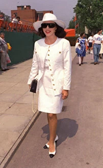 Images Dated 17th June 1990: JOAN COLLINS AT THE STELLA ARTOIS TENNIS CHAMPIONSHIPS - 17 / 06 / 1990