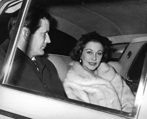 JOHN MERIVALE WITH VIVIEN LEIGH DRIVEN AWAY FROM OPERA - 19TH FEBRUARY 1965 JOHN MERIVALE WITH VIVIEN LEIGH DRIVEN AWAY FROM OPERA - 19TH FEBRUARY 1965