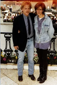 Julia Roberts Actress and former boyfriend Keifer Sutherland in Deaville Julia Roberts Actress and former boyfriend Keifer Sutherland in Deaville