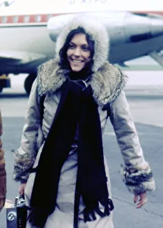 Karen Carpenter arriving at Birmingham airport. 26th February 1974 Karen Carpenter arriving at Birmingham airport. 26th February 1974