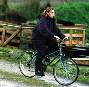 Images Dated 26th November 1998: Kate Winslet actress Nov 1998 on honeymoon in the Scottish Highlands on the way back