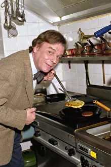 Keith Floyd Chef & TV Presenter prepares food in kitchen May 1991 Keith Floyd Chef & TV Presenter prepares food in kitchen May 1991