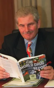 Mirror/1400to1499 01495/keith hellawell arrives office january 1998 today Mirror/1400to1499 01495/keith hellawell arrives office january 1998 today