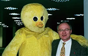Ken Livingstone at canary wharf jog awards Nov 1999 Ken Livingstone with Canary Ken Livingstone at canary wharf jog awards Nov 1999 Ken Livingstone with Canary