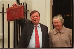KENNETH CLARKE AND WIFE GILLIAN IN DOWNING STREET HOLDING THE BUDGET BOX 28/11/1995 KENNETH CLARKE AND WIFE GILLIAN IN DOWNING STREET HOLDING THE BUDGET BOX 28/11/1995