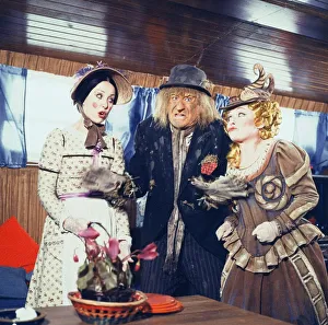 Left to Right Una Stubbs as Aunt Sally, Jon Pertwee as Worzel Left to Right Una Stubbs as Aunt Sally, Jon Pertwee as Worzel
