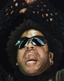 Mirror/0100to0199 00161/lenny kravitz performing stage june 1999 Mirror/0100to0199 00161/lenny kravitz performing stage june 1999