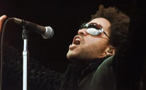 Lenny Kravitz performing on stage June 1999 at the Glastonbury music Festival Lenny Kravitz performing on stage June 1999 at the Glastonbury music Festival