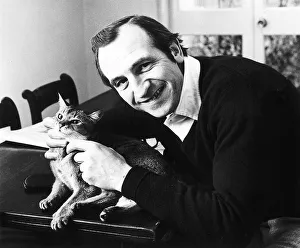 Leonard Rossiter with a cat - February 1978 DBASE MSI Leonard Rossiter with a cat - February 1978 DBASE MSI