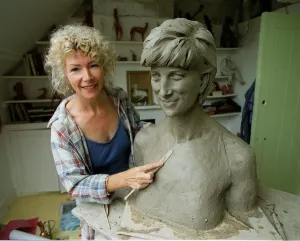 Lesley Proven with her sculpture of Princess Diana, August 1999 Lesley Proven with her sculpture of Princess Diana, August 1999