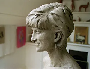 Lesley Proven with her sculpture of Princess Diana, August 1999 Lesley Proven with her sculpture of Princess Diana, August 1999