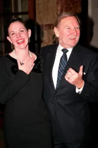 LESLIE PHILIPS AND HIS WIFE ANGELA AT THE 40TH ANNIVERSARY OF THE MOUSETRAP - 1992 LESLIE PHILIPS AND HIS WIFE ANGELA AT THE 40TH ANNIVERSARY OF THE MOUSETRAP - 1992