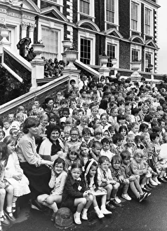 Liverpool International Garden Festival Fringe. Singing schoolchildren sent Liverpool International Garden Festival Fringe. Singing schoolchildren sent