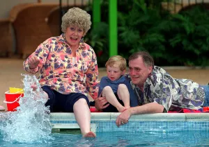 Liz Dawn and William Tarmey as Vera and Jack Duckwort with grandson Tommy Coronation Liz Dawn and William Tarmey as Vera and Jack Duckwort with grandson Tommy Coronation