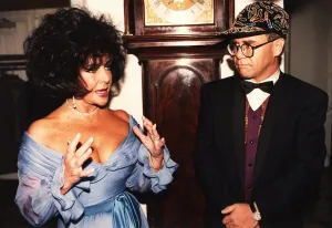 Liz Taylor and Elton John. November 1991 P000255 vfr1 Liz Taylor and Elton John. November 1991 P000255 vfr1