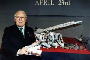 LORD KING WITH A MODEL OF CONCORDE HOLDING AIRLINE TICKETS 08/02/1995 LORD KING WITH A MODEL OF CONCORDE HOLDING AIRLINE TICKETS 08/02/1995