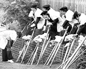 Lous Cigalouns de Mourseuns stilt walkers from France 'mount up" Lous Cigalouns de Mourseuns stilt walkers from France 'mount up"
