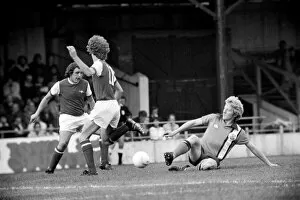 Images Dated 13th August 1977: Luton Town. vs. Arsenal. August 1977 77-04352-030