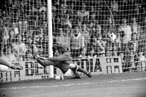 Images Dated 13th August 1977: Luton Town. vs. Arsenal. August 1977 77-04352-045