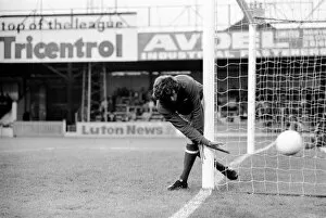 Images Dated 13th August 1977: Luton Town. vs. Arsenal. Jennings. August 1977 77-04352-021