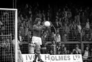 Images Dated 13th August 1977: Luton Town. vs. Arsenal. Jennings. August 1977 77-04352-014