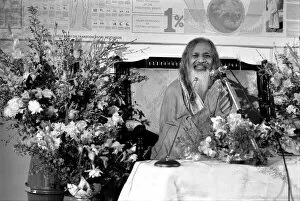 Images Dated 19th March 1975: Maharishi is back in Town. March 1975 75-01534 Maharishi Mahesh Yogi - founder of