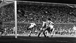 Images Dated 28th April 1984: Manchester United 0 v. West Ham 0. April 1984 MF15-08-052