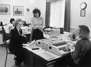 MARGARET THATCHER IN THE DOWNING STREET SECRETARIAL OFFICES - OCTOBER 1986 MARGARET THATCHER IN THE DOWNING STREET SECRETARIAL OFFICES - OCTOBER 1986