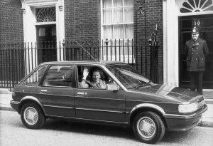 MARGARET THATCHER PROMOTES THE MAESTRO CAR OUTSIDE 10 DOWNING STREET - 1ST MARCH 1983 MARGARET THATCHER PROMOTES THE MAESTRO CAR OUTSIDE 10 DOWNING STREET - 1ST MARCH 1983