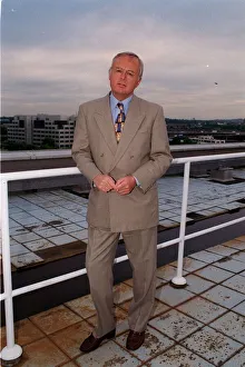 Martyn Lewis Newsreader September 1998 BBC1Newsreader and TV Presenter A©Mirrorpix Martyn Lewis Newsreader September 1998 BBC1Newsreader and TV Presenter A©Mirrorpix