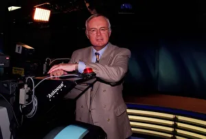 Martyn Lewis Newsreader September 1998 BBC1 Newsreader and TV Presenter A©Mirrorpix Martyn Lewis Newsreader September 1998 BBC1 Newsreader and TV Presenter A©Mirrorpix