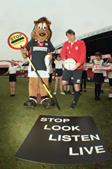 Images Dated 7th March 1995: Middlesbrough player John Hendrie and Roary the Lion, with help from youngsters