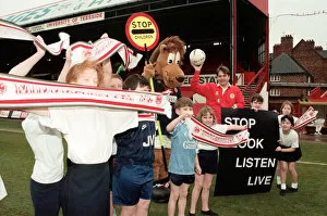 Images Dated 7th March 1995: Middlesbrough player John Hendrie and Roary the Lion, with help from youngsters