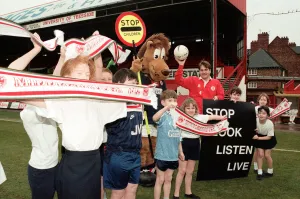 Mirror/1100to1199 01106/middlesbrough player john hendrie roary lion Mirror/1100to1199 01106/middlesbrough player john hendrie roary lion