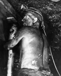 Miner setting a prop at Rossington Colliery. April 1970 P017747 Miner setting a prop at Rossington Colliery. April 1970 P017747