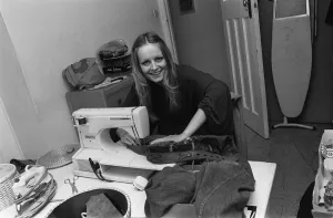 Model Twiggy at home using a sewing machine, 1974 vfr1 Model Twiggy at home using a sewing machine, 1974 vfr1