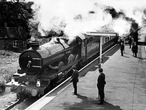 A moment of nostalgia for rail enthusiasts at Hatton near Warwick as the Clun Castle A moment of nostalgia for rail enthusiasts at Hatton near Warwick as the Clun Castle