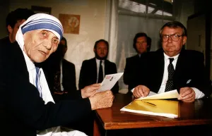 Mother Teresa of Calcutta with the Mirror Group Editorial Manager Allan Shillum Right Mother Teresa of Calcutta with the Mirror Group Editorial Manager Allan Shillum Right